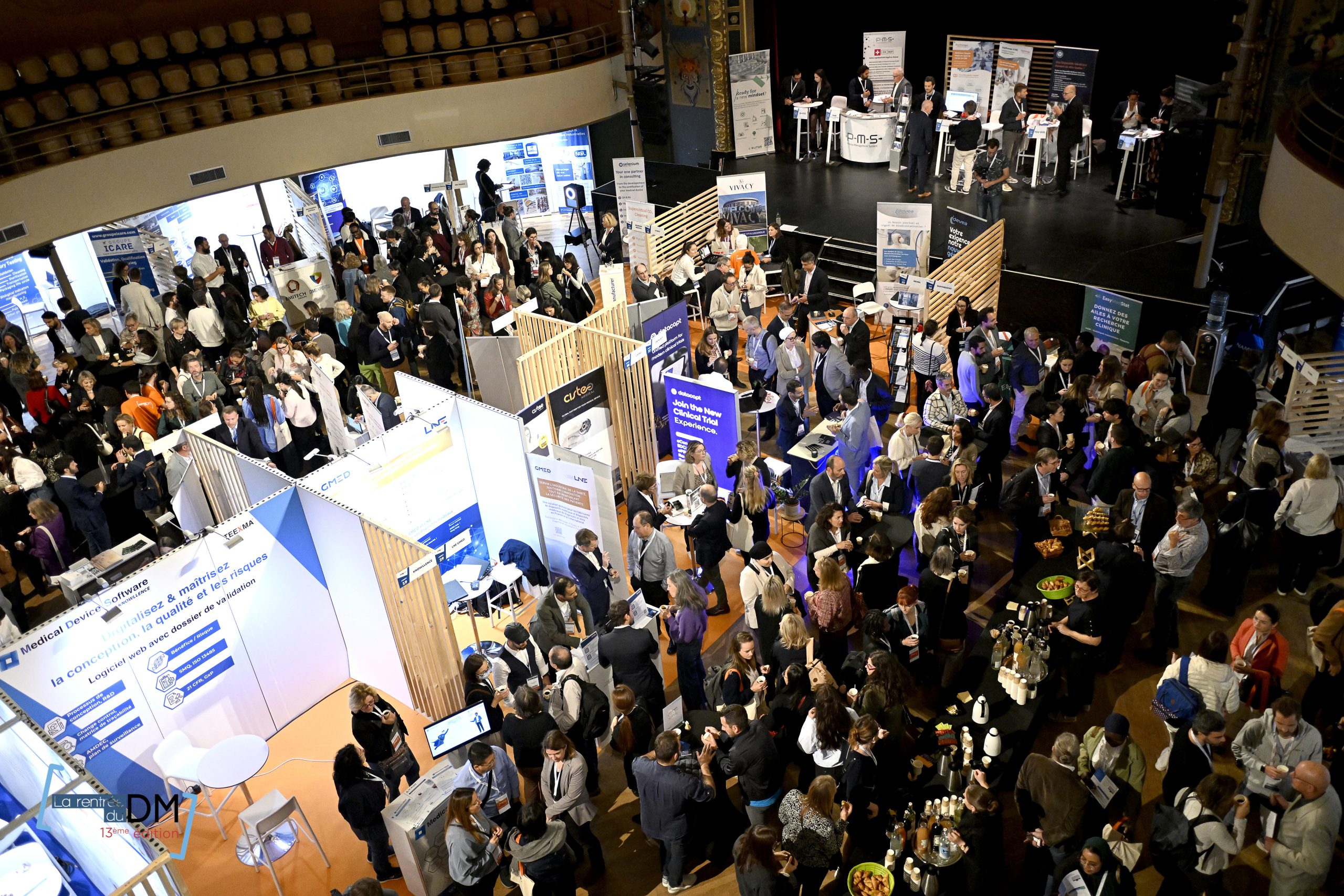 Foule de personnes vue plongeante.