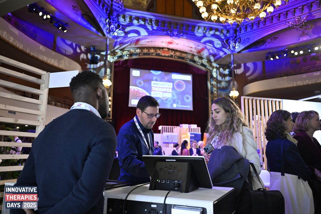 Une femme et un homme en train de discuter en regardant un écran d'ordinateur.