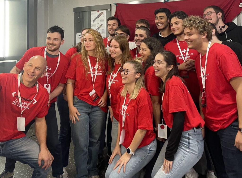 Groupe de personnes contentes et habillées en rouge.