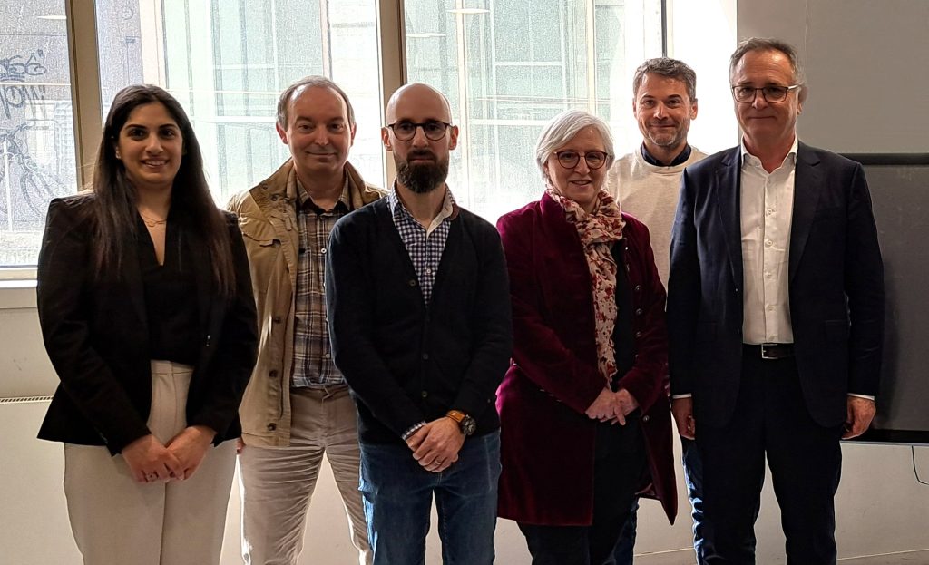 Groupe de six personnes, hommes et femmes, alignés.